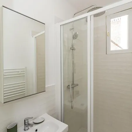 Nice 32 M Renovated And With Comfort In Apartment